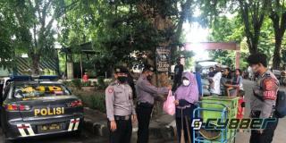 Patroli PSBB, Polisi Sapa Tukang Sampah, Bagikan Bansos Sembako 