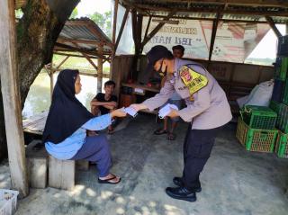Sambangi Desa Binaan, Bhabinkamtibmas Bagikan Masker Gratis