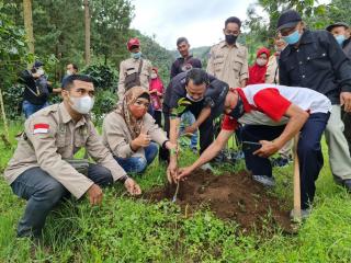 Memperingati Hari Menanam Pohon, Dewi Aryani Tanam 100 Bibit Durian 