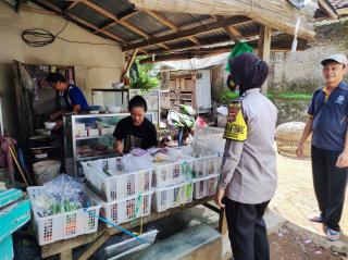 Polwan Bhabinkamtibmas Sambangi Warga Patuhi Prokes