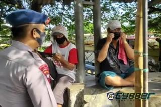 Kali Ini, Para Penarik Beca Jadi Sasaran Sat Brimob Polda Jabar. Mereka Diberikan Masker