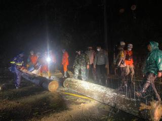 Polres Sumedang Bersama TNI dan BPBD Evakuasi Pohon Tumbang