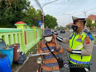 Cegah Covid-19, Polisi Bagikan Masker Kepada Pengguna Jalan