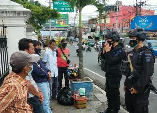 Peduli Kesehatan, Sat Brimob Polda Jabar Sampaikan Prokes Kepada Warga
