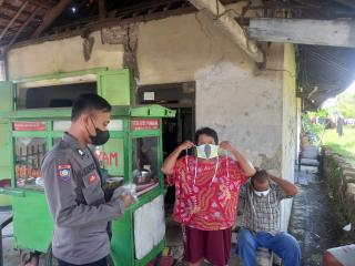 Sambangi Warga Binaannya, Bhabinkamtibmas Polsek Kasokandel Himbau Prokes