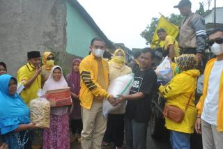 Moh Darda Padili Dampingi Ketua DPD Golkar Garut Salurkan Bantuan untuk Korban Banjir Bandang
