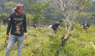 Ormas PP Mekarbakti Bersihkan TPU Bersama Masyarakat