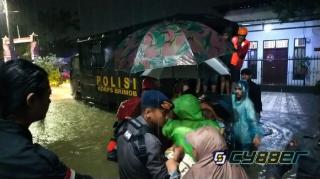 Dit Samapta Polda Sulsel Gerak Cepat Turunkan Personilnya Bantu Korban Banjir