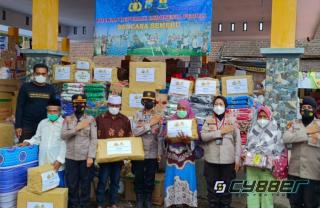 Peduli Korban Erupsi Semeru, Polwan RI Salurkan Bansos dan Gelar Trauma Healing 