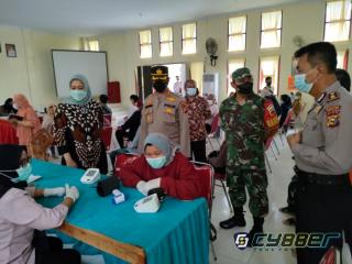Bupati Inhu dan Kapolres Serta Forkopimda Tinjau Vaksinasi Covid-19 di Tiga Kecamatan