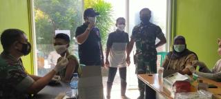 Pengusaha Kelurahan Kepuh Gandeng Koramil 2307 Gelar Vaksin Massal