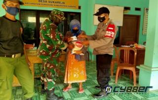 Tak Pernah Bosan TNI dan Polri di Subang Berikan Bansos Sembako 