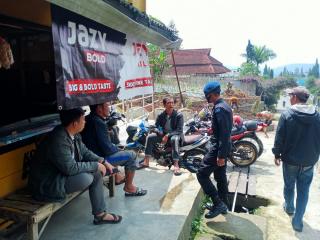 Sat Brimob Polda Jabar Lakukan Patroli Rutin dan Tegur Masyarakat yang Tidak Taat Prokes