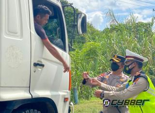 Kapolres Mamuju Tengah Terjun Langsung Lakukan Pemeriksaan Kartu Vaksin Para Pengendara