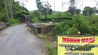Diperkirakan Tak Selesai Tahun 2021 dan Tak Adanya Papan Proyek pada Pelebaran Jembatan Jalan Raya Sukaati - Cipelah Rancabali Jadi Sorotan