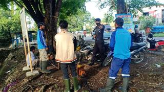 Himbau Prokes, Sat Brimob Polda Jabar Sambangi Petugas Kebersihan