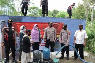 Sinergritas Polisi dengan Masyarakat, Polres Klaten Membagikan Air Bersih Kepada Masyarakat