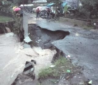 Jebol dan Rusak Parah, Jembatan Cidarangdan Diterjang Derasnya Air Sungai