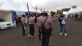 Sosialisasi Prokes, Polisi Bagikan Masker ke Pengunjung Mall