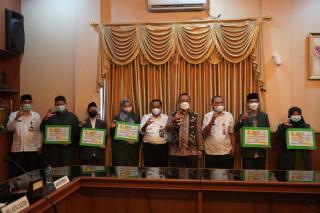 Peserta MTQ ke XVIII Berprestasi Menerima Kadeudeuh dari Pemkot Cilegon