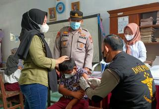 Polres dan Puskesmas Sidomulyo Gelar Vaksinasi di  SDN 1 Sidodadi