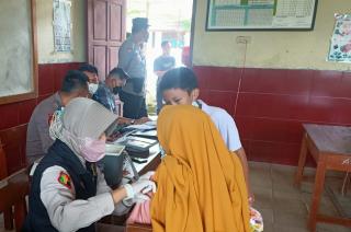Puskemas Candipuro dan Polres Lakukan Vaksinasi di SDN 2 Beringin Kencana