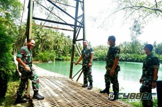 Pangdam III/Slw Berikan Penghormatan Kepada Penggagas Jembatan Gantung