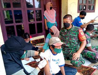Kejar Target, 160 Nakes Lakukan Vaksinasi Door To Door