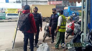 Pandemi Belum Berakhir, Sat Brimob Polda Jabar Himbau Warga untuk Tidak Berkerumun 