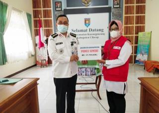  Asep Kuncoro SSTP MM. Camat Karangpucung Serahkan Bantuan Untuk Korban Erupsi Gunung Semeru