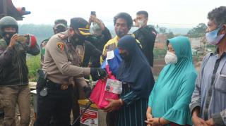 Polres Sumedang Lakukan Baksos dan Gerobak Berkah di Area Eksekusi Tol Cisumdawu