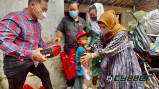 Kunjungi Bocah Usia 7 Tahun Dewi Aryani, Berikan Sepeda dan Sembako untuk Anak Pemulung