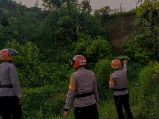Polisi Cek Jalan Rawan Longsor di Kampung Cikareumbi