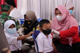 Kolaborasi Vaksinasi Serentak di SD IT Harapan Bangsa Natar
