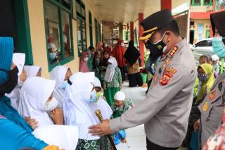 Kapolresta Cirebon Monitoring Vaksinasi Merdeka Anak di MI Maharesi Siddiq