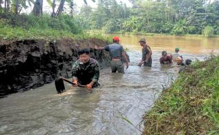 Babinsa Koramil 16/Wanareja Bersama Warga Dusun Melaksanakan Kerja Bakti