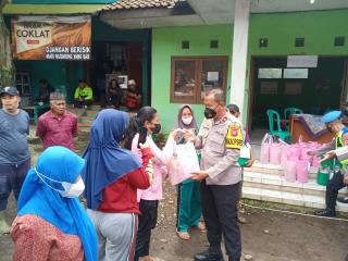 Polres Sumedang Berikan Bantuan Sembako ke Warga Terdampak Longsor