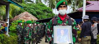 Gugur Saat Kontak Tembak Dengan KKB di Maybrat, Serda Miskael Rumbiak Dikebumikan di Raja Ampat