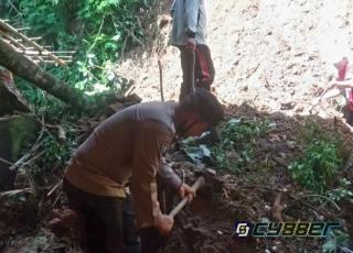 Polisi Bantu Warga Bersihkan Material Tanah Longsor yang Menutupi Jalan