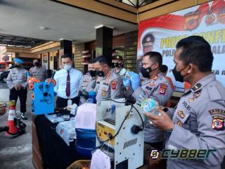 Pelaku Pengemasan dan Penjualan Miras Ciu Diamankan Polisi