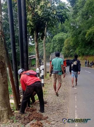 Penanaman Tiang Kabel Udara Fiber Optik di Ruas Talegong - Ranca Buaya Garut Disinyalir Belum Kantongi Izin