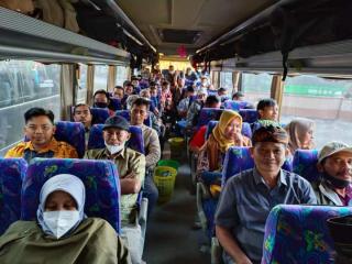 Tujuh Bis Petani Cilacap Konvoi Menuju Semarang