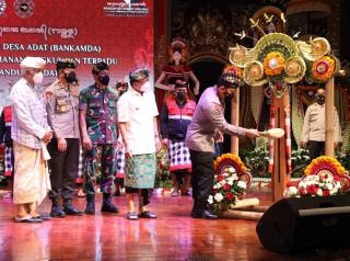 Jaga Kekayaan Desa Adat di Bali, Kapolri Kukuhkan Bankamda dan Sipandu Beradat 