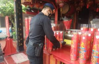 Berikan Rasa Aman Dalam Memperingati Hari Imlek Unit Jibom Gegana Sat Brimob Polda Jabar Sterilisasi Area Klenteng