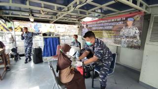 TNI AL Banten Gelar Vaksinasi Usia 6-11 Tahun  Di Atas Kapal Perang.