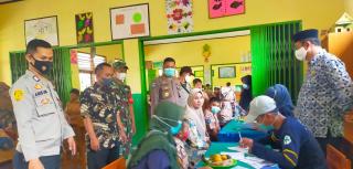 Polsek Cilograng Melaksanakan Vaksinasi SDN 1 Cilograng Desa Cilograng.