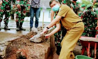 Danrem 062 TN Bersama Bupati Garut Lakukan Peletakan Batu Pertama Pembangunan GOR Badminton Indoor 