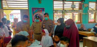 Polsek Cilograng Gelar Vaksinasi Covid 19 Anak 6-11 Tahun di  SDN 1 Cireundeu Desa Cireundeu