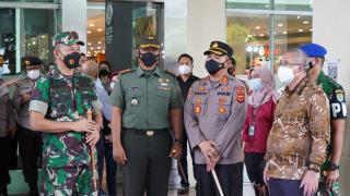 Danrem 061/Sk Dampingi Kabaintelkam Mabes Polri Tinjau Pelaksanaan Vaksin Booster