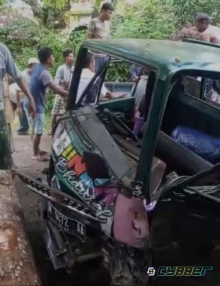 Akibat Rem Blong Sebuah Mobil Pick Up Tabrak Pohon, Satu Meninggal 4 Orang Luka - Luka